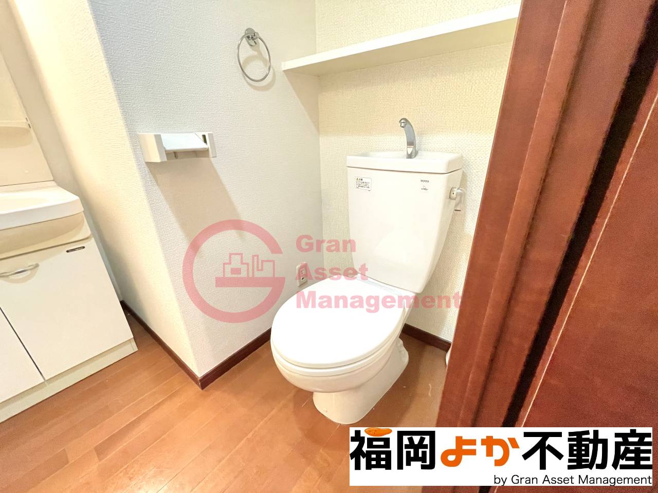 トイレ　落ち着いた色調のトイレです