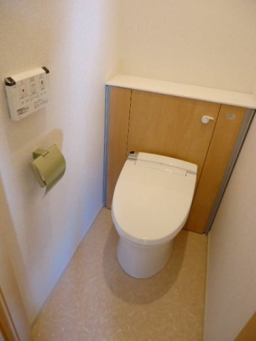 トイレ　落ち着いた色調のトイレです