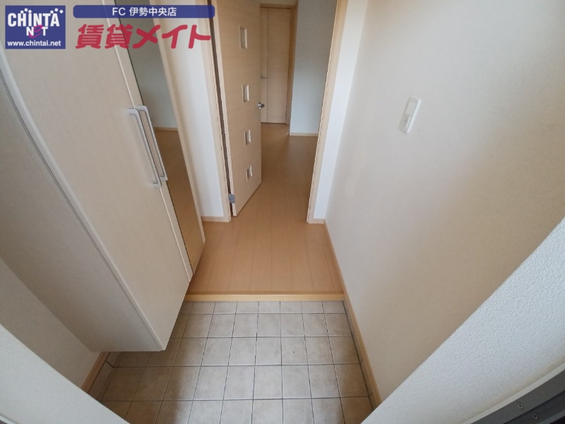 玄関　同物件別室の写真です