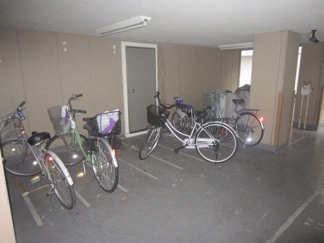 エントランス　敷地内駐輪場