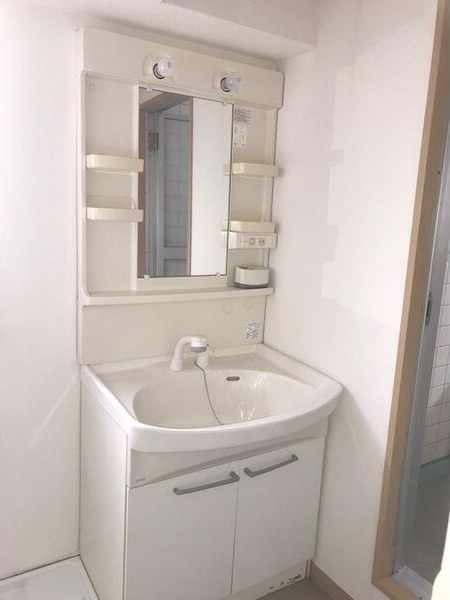 洗面設備　※写真は同じマンションの違う部屋のものになります。