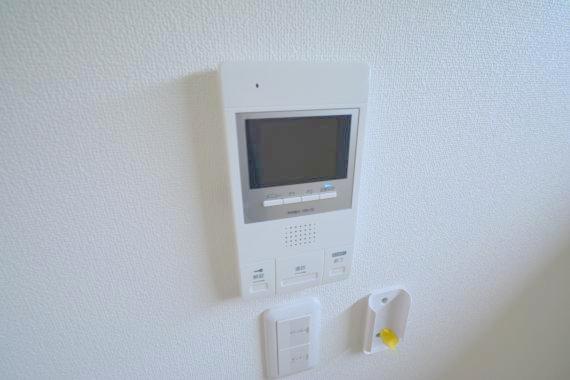 セキュリティ　TVモニターホンで来客が誰か確認してから開けて下さいね