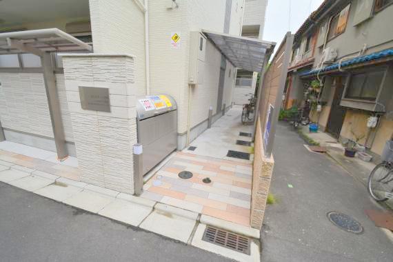 エントランス　オシャレなエントランスは安心のオートロック付きです。