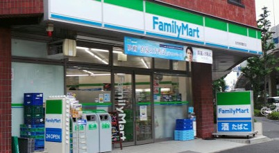 コンビニ　ファミリーマート自然教育園前店（コンビニ）まで421m
