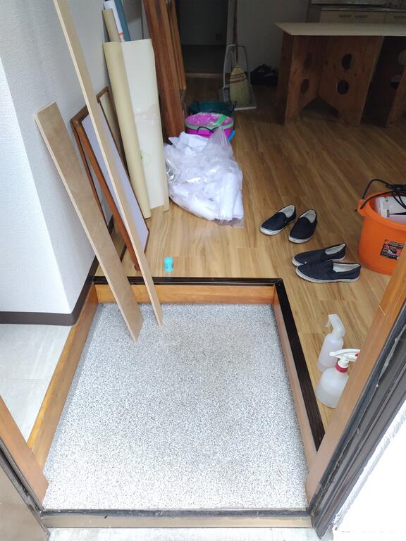 玄関　クリーニング中