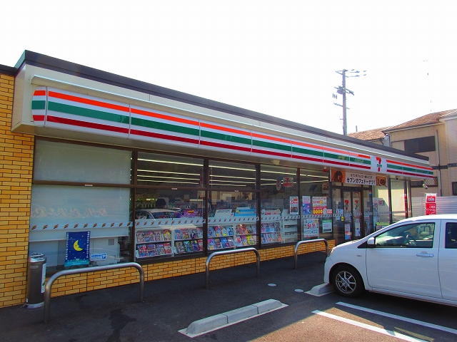 コンビニ　セブンイレブン熊取小谷南店（コンビニ）まで922m