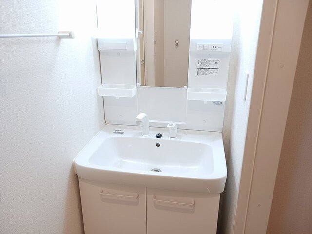 洗面設備　ゆったりとスペースのある洗面所