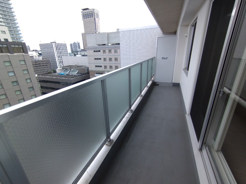 バルコニー　こちらはバルコニーになります。風通しも良さそうです。