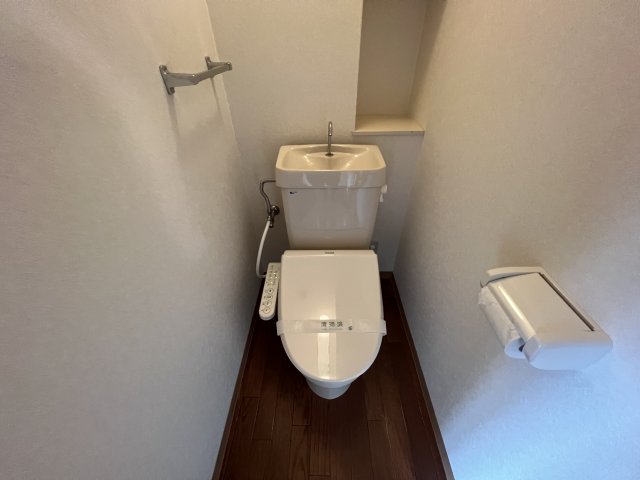 トイレ　温水洗浄便座付きのトイレです♪