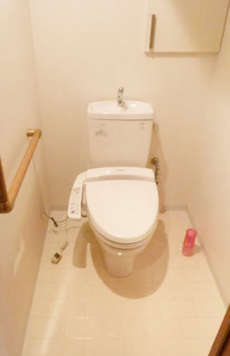 トイレ　落ち着いた色調のトイレです