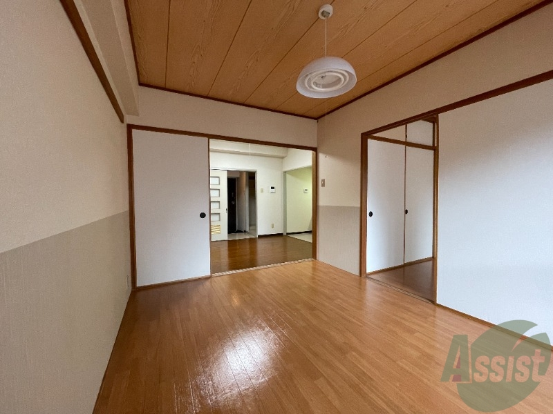 居室・リビング　開放感のあるお部屋で、清潔感がございますね。