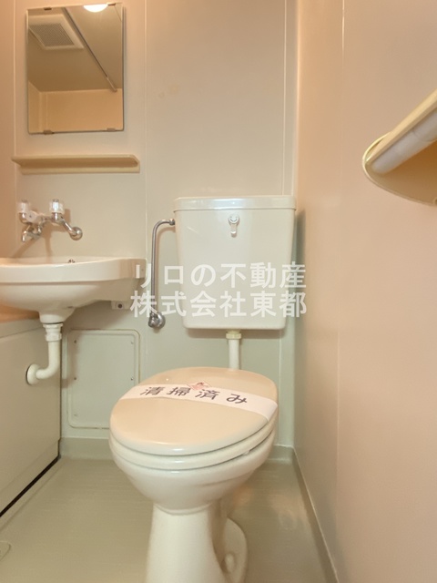 トイレ　白基調で清潔感のあるトイレです♪