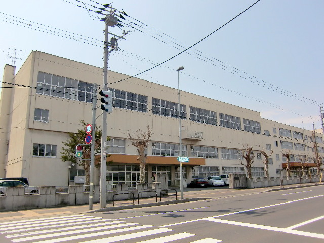 中学校　札幌市立美香保中学校（中学校）まで329m