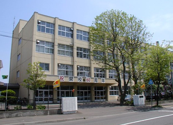 小学校　札幌市立美香保小学校（小学校）まで469m