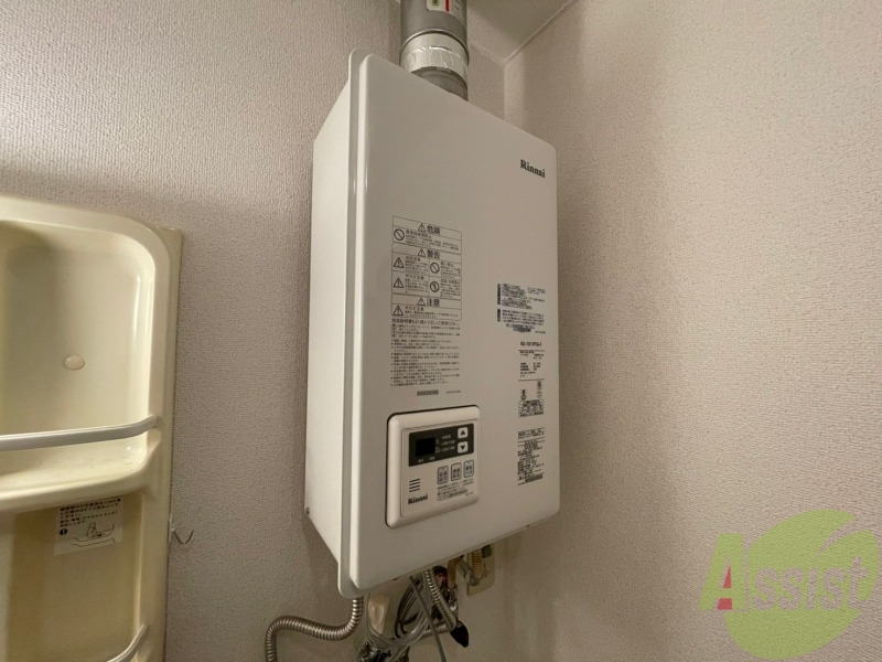 その他設備　給湯器はシンプルな作りで簡単に操作できそうです。
