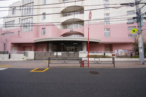 小学校　文京区立本郷小学校（小学校）まで181m