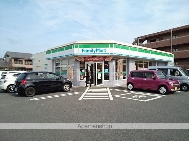 コンビニ　ファミリーマート（コンビニ）まで200m