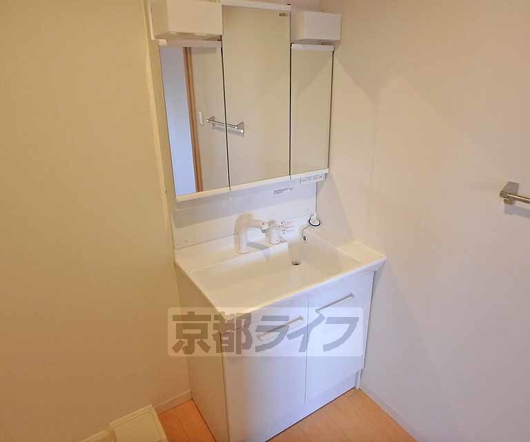 洗面設備　キレイな独立洗面台です