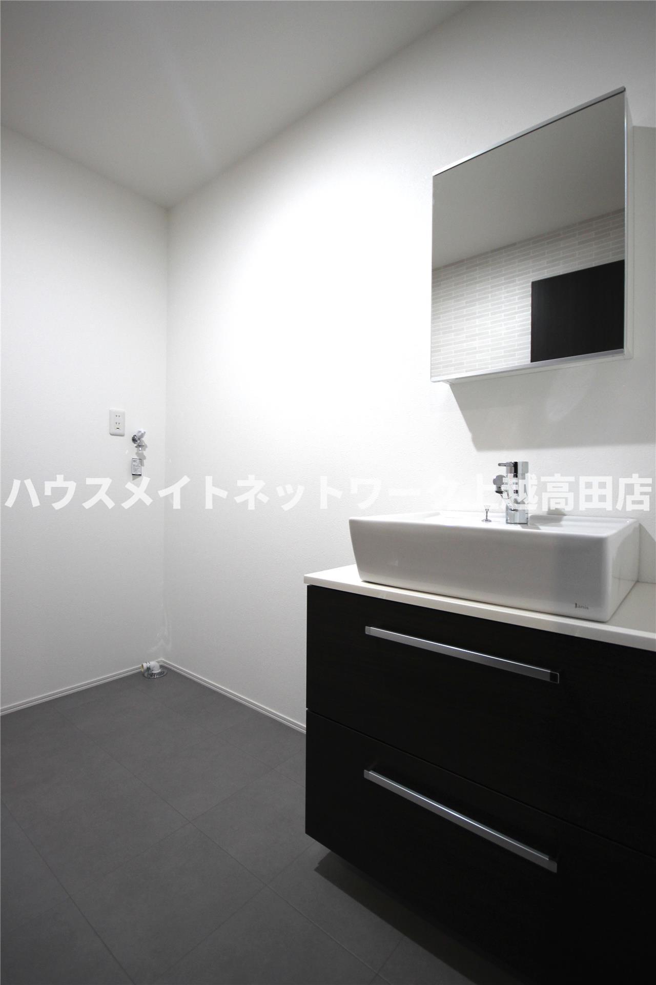 洗面設備　洗面化粧台（参考同型タイプの室内写真）