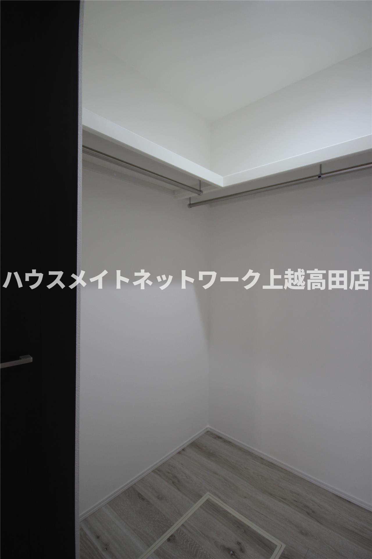 収納　ウォークインクローゼット（参考同型タイプの室内写真）