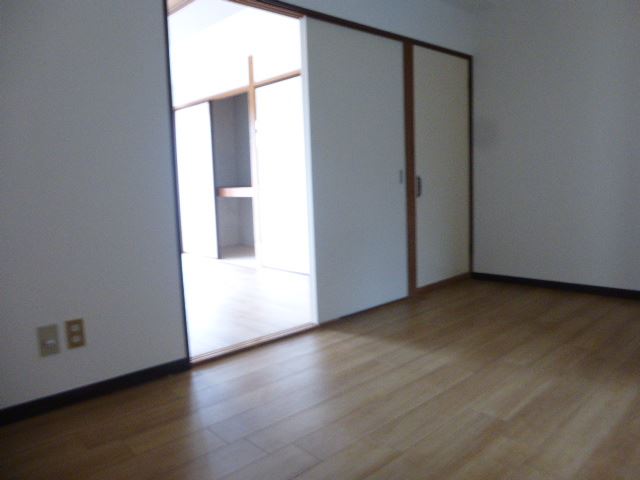 居室・リビング　フローリング新しく張り替えました