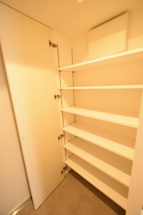玄関　同物件別部屋写真