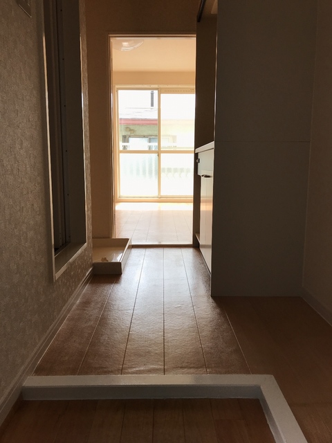 玄関　※補修前の参考画像の為、設備等は現況優先。