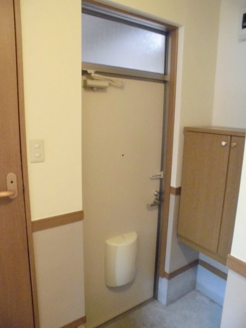 玄関　靴だなの下に灯油缶おけます