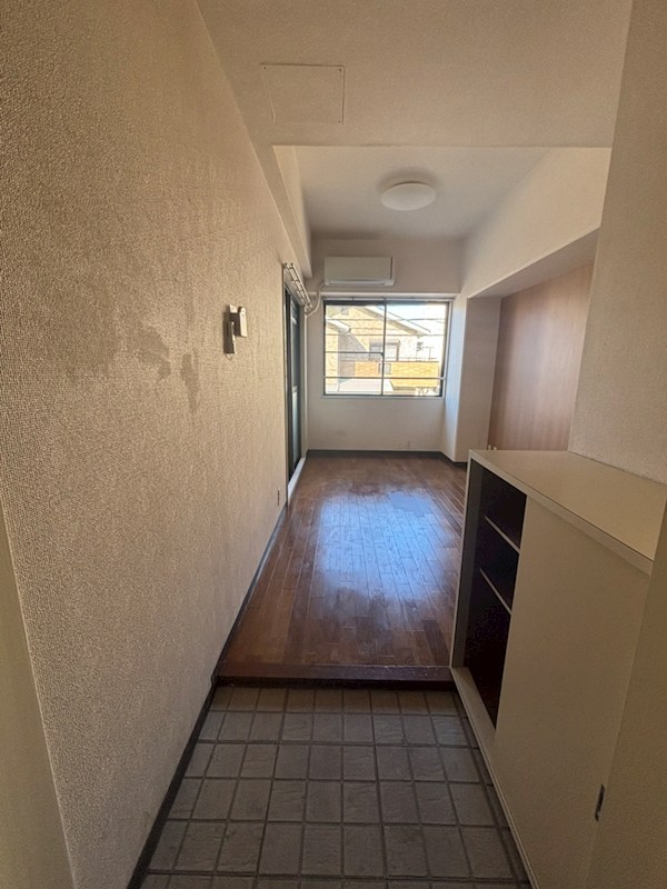 玄関　同建物別タイプのお部屋です。