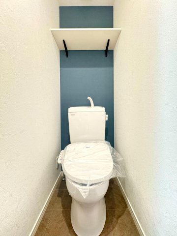 トイレ　トイレ上には収納棚