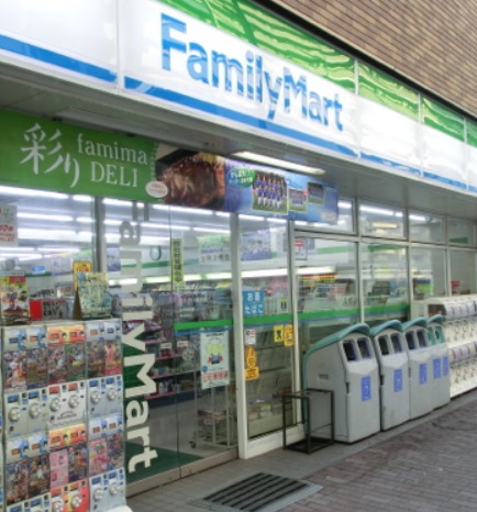 コンビニ　ファミリーマート（コンビニ）まで90m
