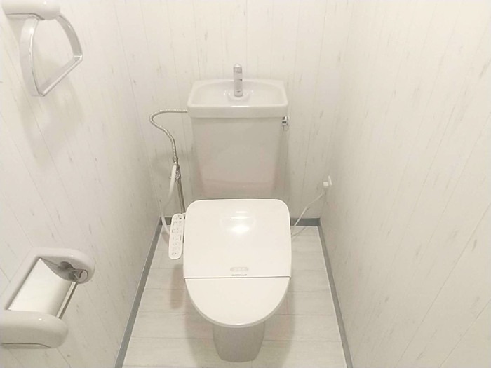 トイレ　嬉しい温水洗浄便座です。