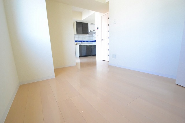 居室・リビング　角部屋ですので窓もございます