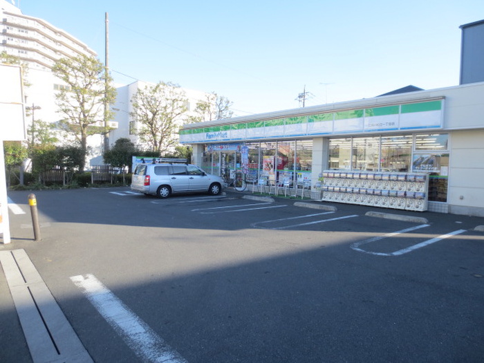 コンビニ　ファミリーマート（コンビニ）まで389m