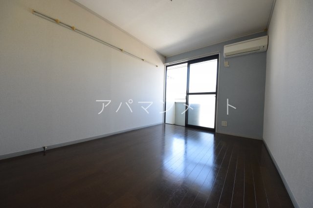 その他部屋・スペース　落ち着いた色調の寝室です