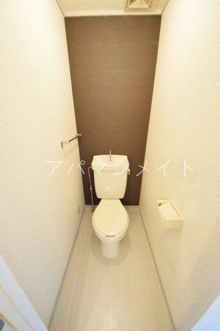 トイレ　落ち着いた色調のトイレです