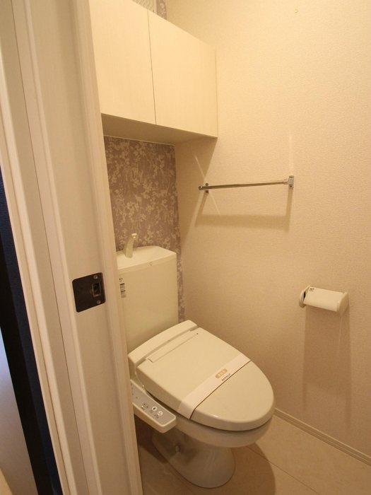 トイレ　温水洗浄便座付きのトイレです。