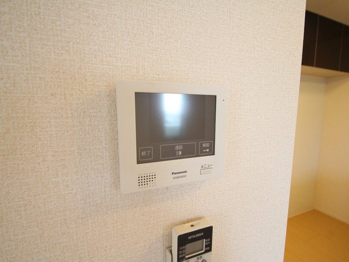 セキュリティ　モニター付きインターホン完備です。