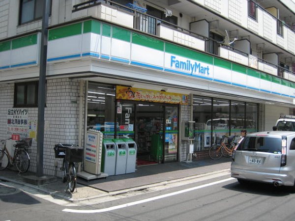 コンビニ　ファミリーマート（コンビニ）まで486m