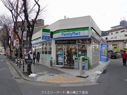 コンビニ　ファミリーマート 東小橋三丁目店（コンビニ）まで117m