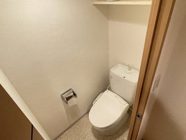 トイレ　落ち着いた色調のトイレです