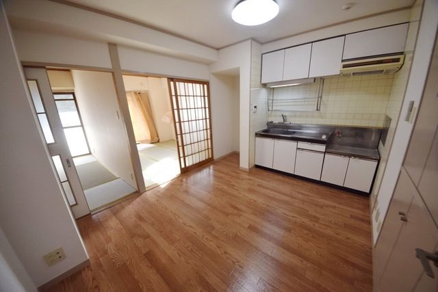 東急東横線 綱島駅 徒歩1分 6階建 築41年の居間写真