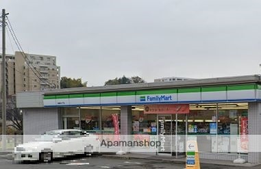 コンビニ　ファミリーマート（コンビニ）まで879m
