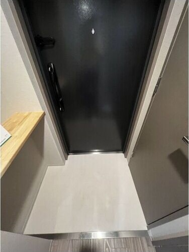 玄関　※写真は同じマンションの違う部屋のものになります。