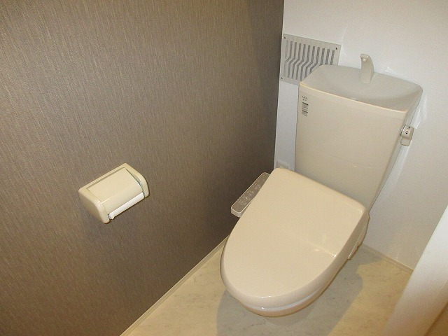 ＪＲ関西本線 加美駅 徒歩12分 2階建 築8年のトイレ写真
