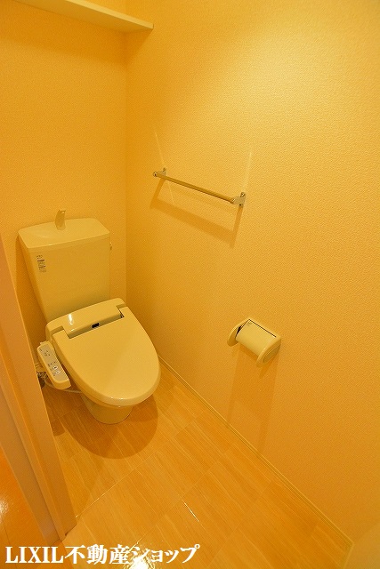 トイレ　上部に収納棚がある温水洗浄暖房便座付のトイレです。