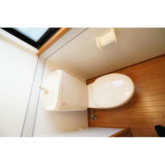 トイレ　前入居者入居前のお部屋です