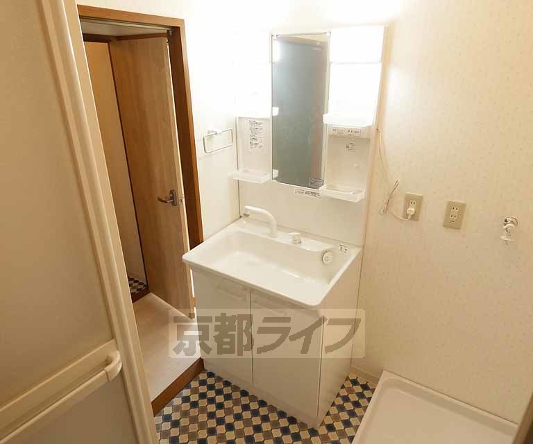 洗面設備　独立洗面台付きです。