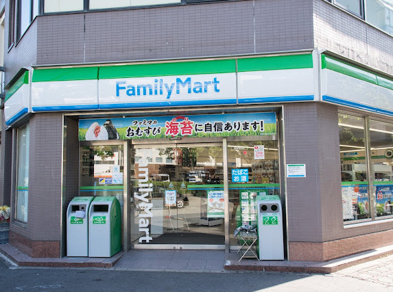 コンビニ　ファミリーマート 丸の内二丁目店（コンビニ）まで8m
