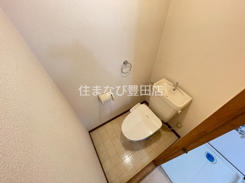 名鉄名古屋本線 知立駅 バス乗車時間：30分 最寄りバス停で下車 徒歩3分 2階建 築34年のトイレ写真